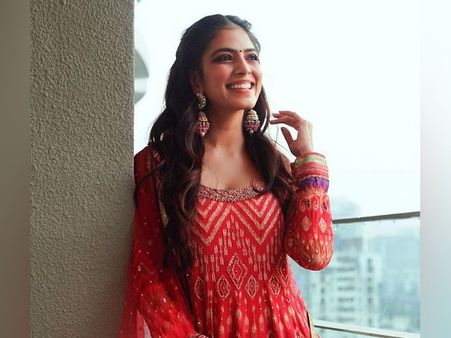 Malavika Mohanan’s Half Hairdo With Curls