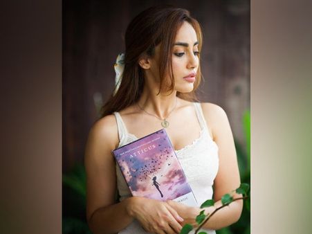 Surbhi Jyoti’s Half Hairdo With Ribbon