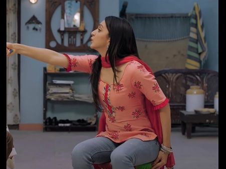 Kiara Advani In A Peach Kurti And Denims Kiara Advani In A Peach Kurti And Denims