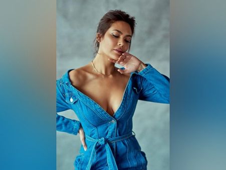 The Minimal Make-Up Marked By Cat Eyeliner