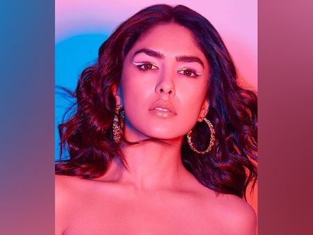 5. Mrunal Thakur’s Triple-Hued Eyeliner 5. Mrunal Thakur’s Triple-Hued Eyeliner