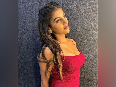 Yashika Aannand’s Side Braid Hairstyle