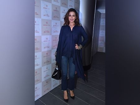 Sonali Bendre In A Blue Top And Jeans Sonali Bendre In A Blue Top And Jeans