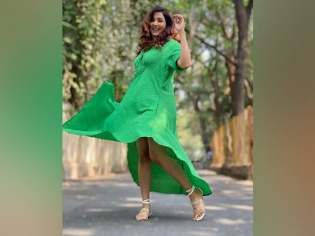 Neeti Mohan In A Green Asymmetrical Dress