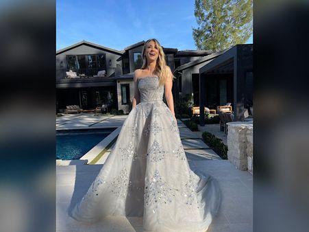 Kaley Cuoco In A Shimmering Grey Gown
