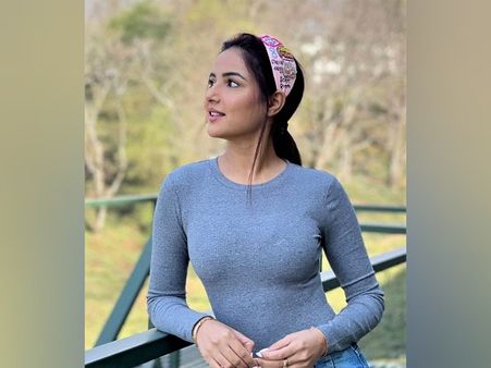 3. Jasmin Bhasin’s Cover Up With Bandana 3. Jasmin Bhasin’s Cover Up With Bandana