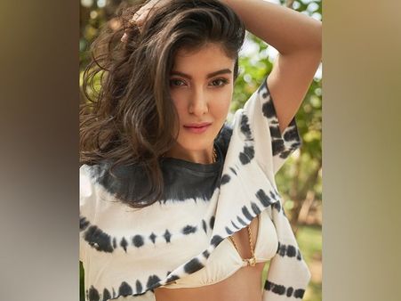 Shanaya Kapoor In A Black And White Dye Crop Top Shanaya Kapoor In A Black And White Dye Crop Top