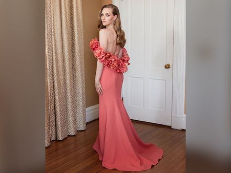 Amanda Seyfried In A Red Mermaid Gown