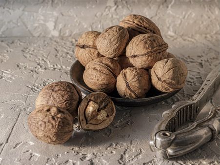 What Does Soaking Do To Walnuts?