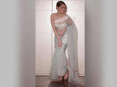 5. Amplify Your Saree Look With Tube Blouse