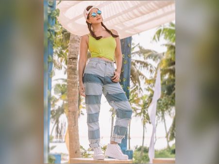2. Sunny Leone In A Neon Top And Dual-Toned Jeans 2. Sunny Leone In A Neon Top And Dual-Toned Jeans