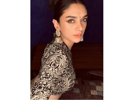 3. Adorn your face with bindi