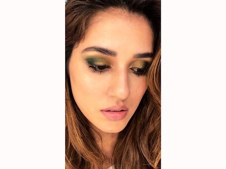 1. The Dual-Toned Eye Shadow Look