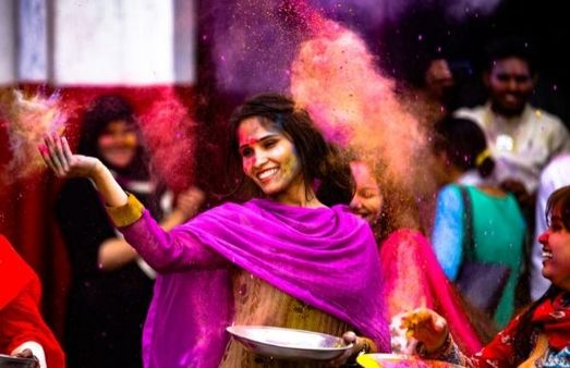 How To Remove Holi Colours From Nails?