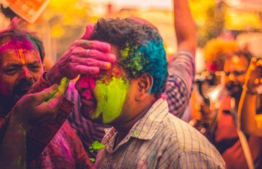 How To Remove Holi Colours From Hair?