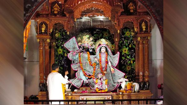 4. Sprucing Up Puja Mandap