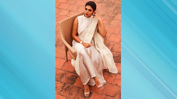 Dushara in Off-white Linen Saree