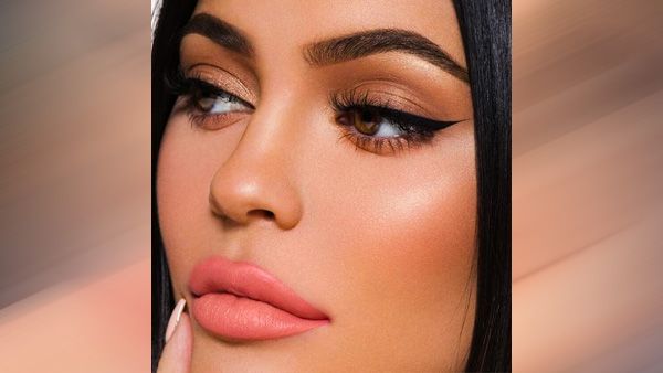 1. Basic Winged Eyeliner