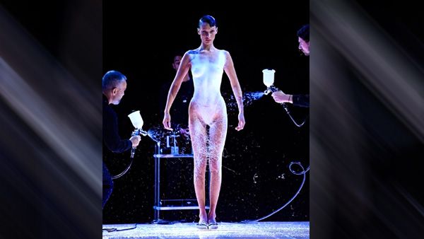 Onlookers Witnessed The Spray-on Dress Formation