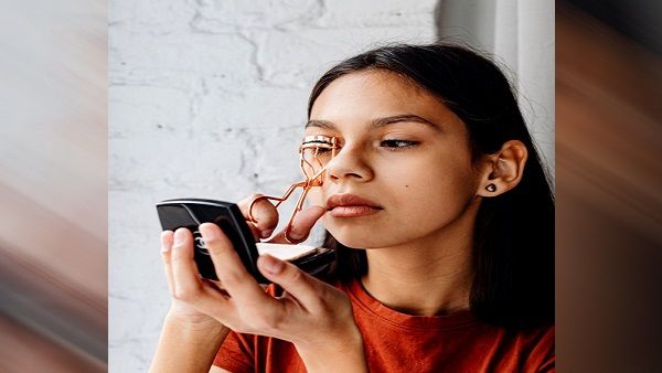 Lash Curler To Highlight Eyes