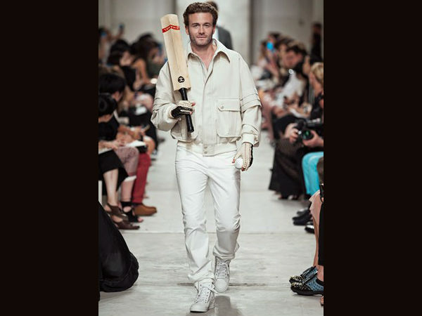 ફેશનમાં પણ છવાયુ ક્રિકેટ ફિવર, મોડલ રેમ્પ પર ઉતરી ક્રિકેટ ક્લોથમાં