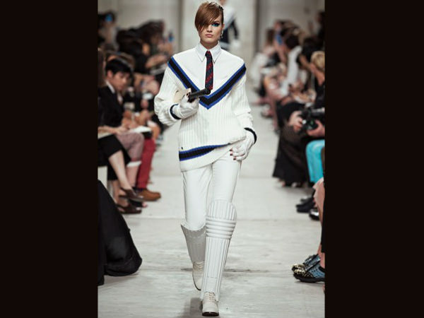 ફેશનમાં પણ છવાયુ ક્રિકેટ ફિવર, મોડલ રેમ્પ પર ઉતરી ક્રિકેટ ક્લોથમાં