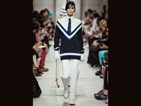 ફેશનમાં પણ છવાયુ ક્રિકેટ ફિવર, મોડલ રેમ્પ પર ઉતરી ક્રિકેટ ક્લોથમાં