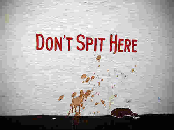 8 - થૂંકના મના હૈ... લેકિન આદત સે મજબૂર હૈ...