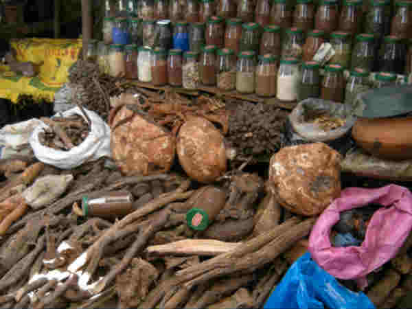 9 - કાન સાફ કરનારા પણ મળે ભારતમાં...