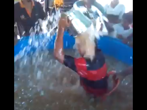 Video: આને કહેવાય રેકોર્ડ બ્રેક આઇસ બકેટ ચેલેંજ!