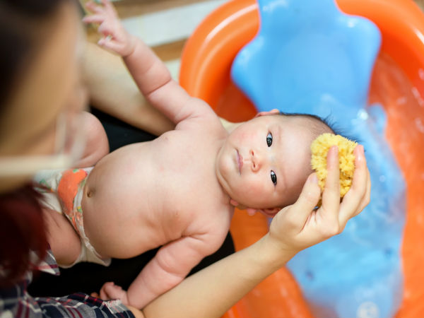 Bathing your newborn Bathing your newborn