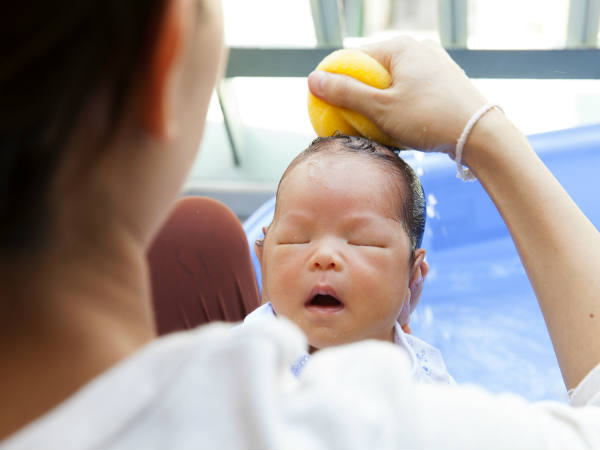 Bathing your newborn