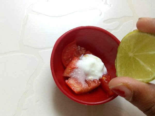 diy tomato and yogurt hydrating mask