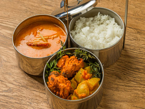 ૧. હાઈ ફેટ અને મસાલેદાર ખાદ્ય પદાર્થ: