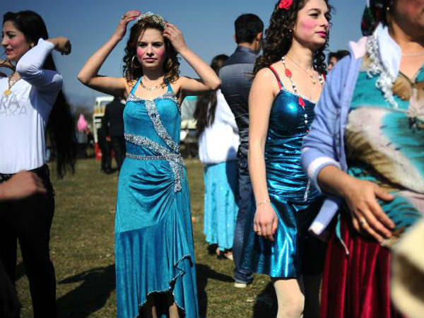 શણગારીને લાવવામાં આવે છે છોકરીઓને