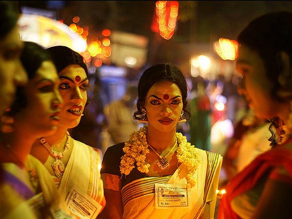 ચામ્યાવિલક્કૂ ફેસ્ટિવલમાં ધરે છે મહિલાનો વેશ