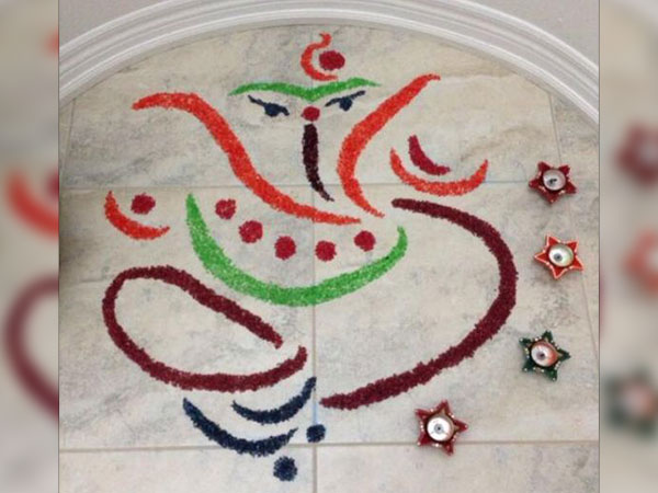 રંગીન ચોખાઓથી બનેલી રંગોળી