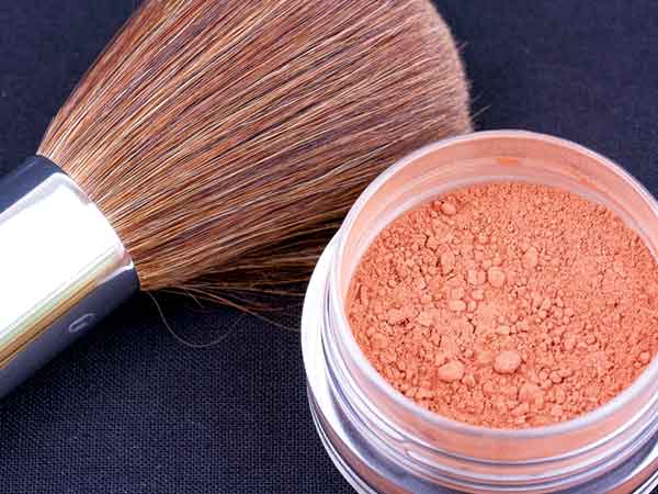 3. એક Concealer લાગુ કરો: