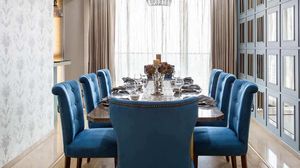 डाइनिंग टेबल पर भूलकर भी न रखें ये 5 चीजें