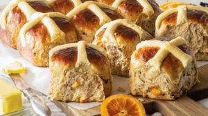 घर के सीक्रेट मसालों से तैयार करें ताजे हॉट क्रॉस बन्स