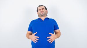 पेट फूलने के कारण और इससे बचने के लिए क्या खाएं?