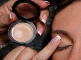 आइशैडो कैसे अप्‍लाई करें