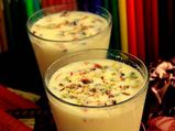 गर्मी में मजा लें पिस्‍ता लस्‍सी का 