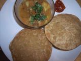 चटकारे ले कर खाइये उड़द दाल पूरी  के 
