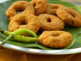 चाय के साथ खाएं मूंग दाल वडा़ 
