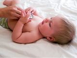 घरेलू उपचार से ठीक करें शिशु का पेट दर्द 