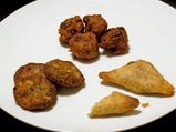 पुदीने की चटनी के साथ खाएं टेस्‍टी आलू पकौड़ा 