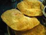 ब्रेकफास्‍ट में बनाइये बेसन पूड़ी 