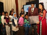 गरीब बच्‍चों को गर्म कपड़े देने आई हीना खान 