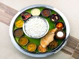 क्यों करना चाहिये जमीन पर बैठ कर भोजन?